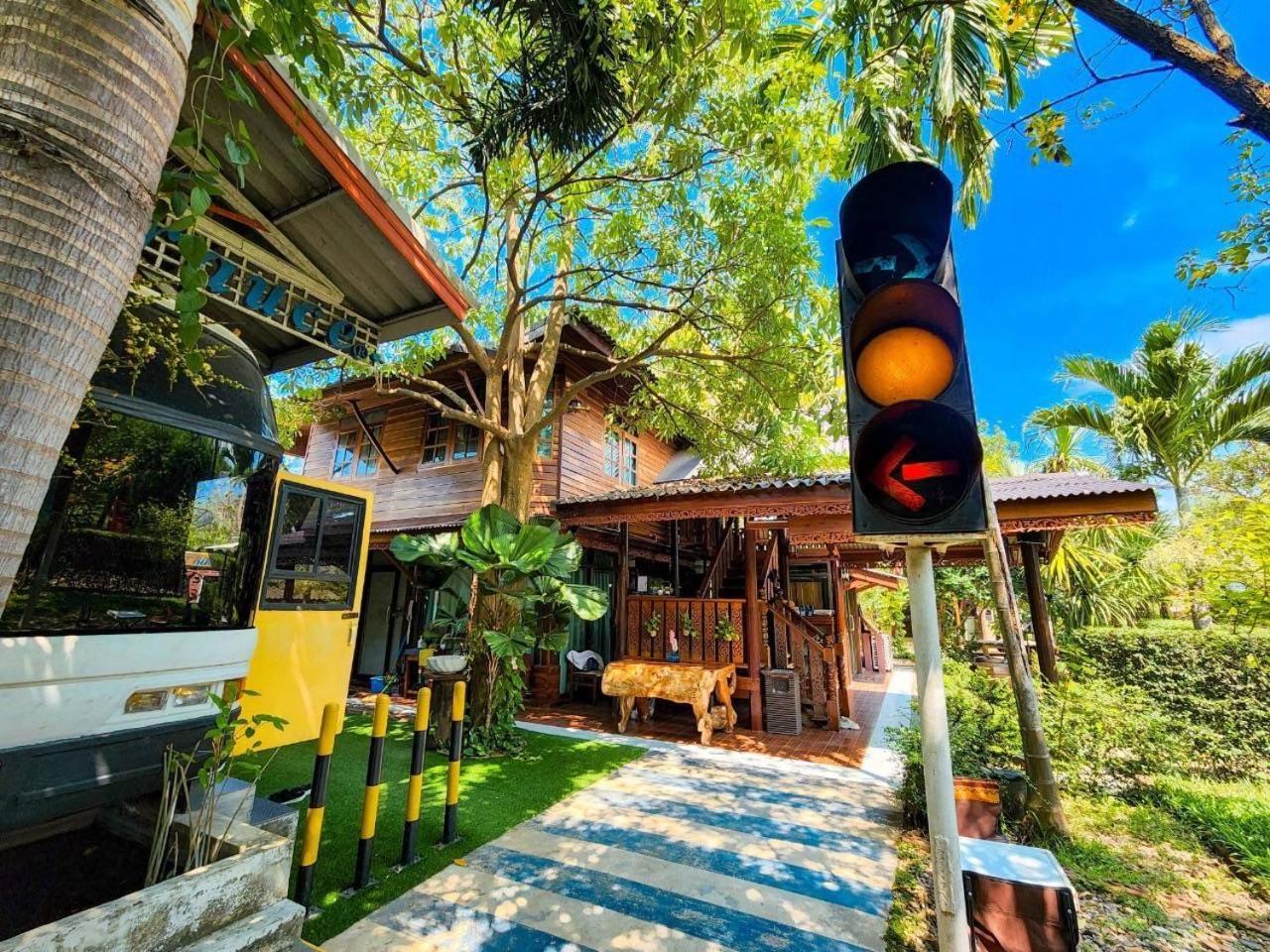 Ban Pong  The Antique Riverside Resort מראה חיצוני תמונה